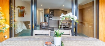 Modern Bright 2BR with Balcony and Hagley Park Outlook