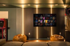 Interior - Retreat:HotTub•FirePit•Sauna•GameRm•Pool•Playroom (East Stroudsburg)