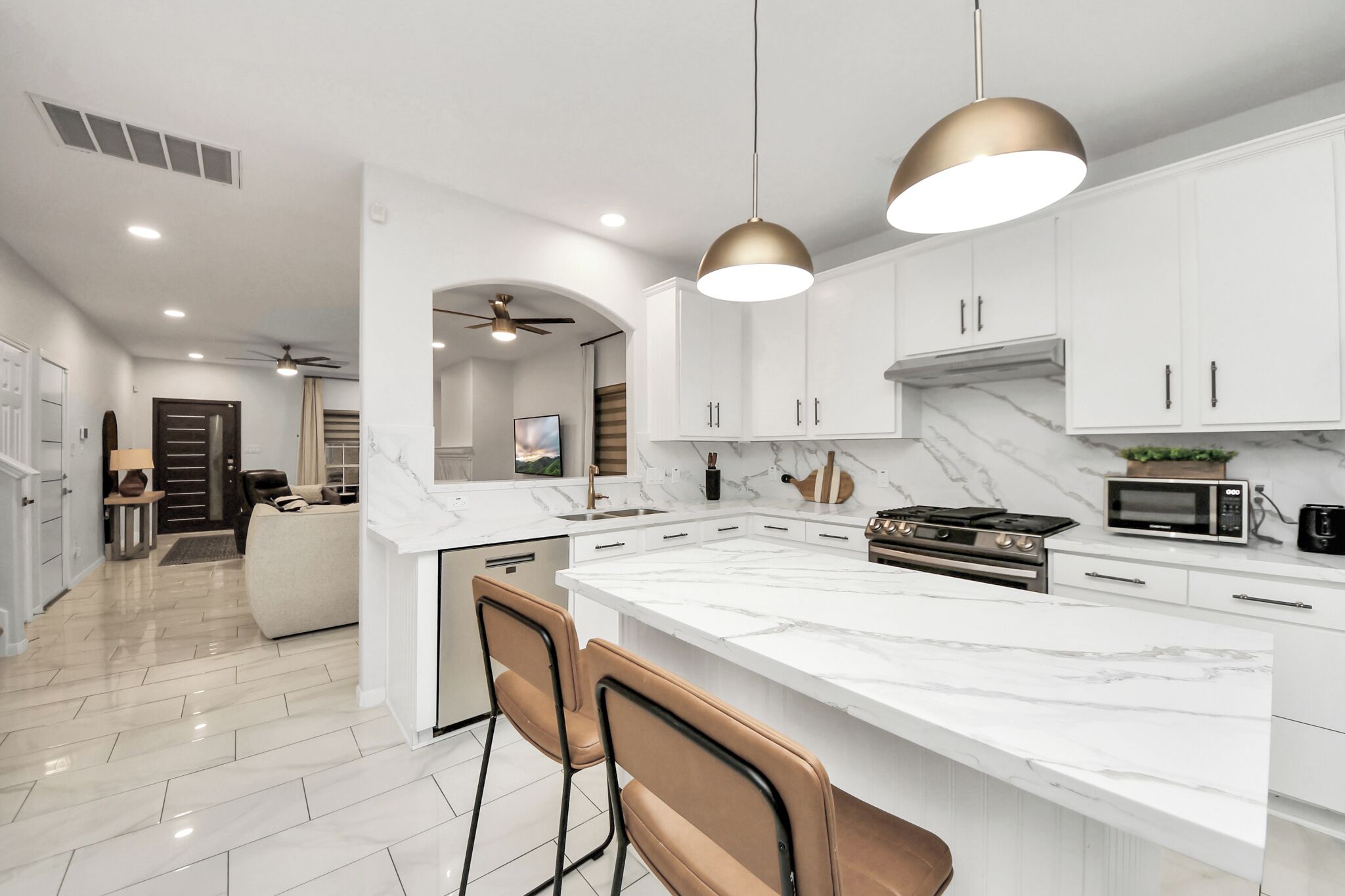 Een microgolfoven, een kookplaat, een vaatwasser