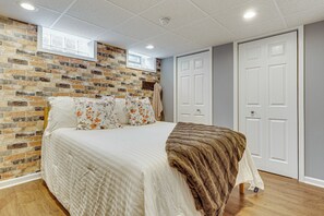 2 bedrooms, iron/ironing board, Internet, bed sheets