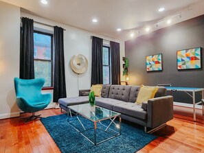 Téléviseur connecté, foyer, table de ping-pong