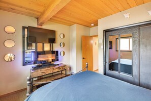 1 bedroom, desk, iron/ironing board, Internet - ‘The Love Shack’ - A Couple's Colorado Retreat! (Crested Butte)