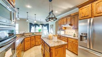 KylskÄp, mikrovÄgsugn, spishÀll och diskmaskin