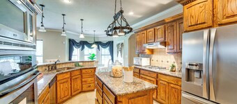 Spacious Texas Retreat w/ Community Pool