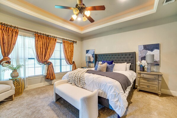 4 bedrooms, desk, internet, bed sheets