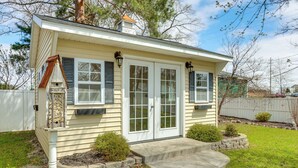 Une petite maison de plain-pied, dotée d’un porche à l’avant, d’une cheminée et d’un petit jardin.