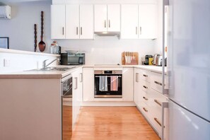 Jääkaappi, mikroaaltouuni, uuni, liesi