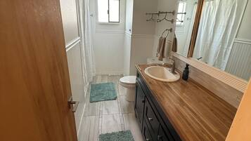 Douche, serviettes fournies, savon, papier toilette