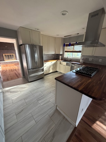 Private kitchen. Spacious 3-bedroom Lakeview Home Centrally Located in Quiet Neighborhood