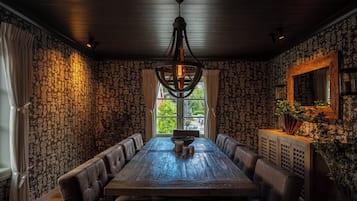 Superior Apartment, City View | In-room dining
