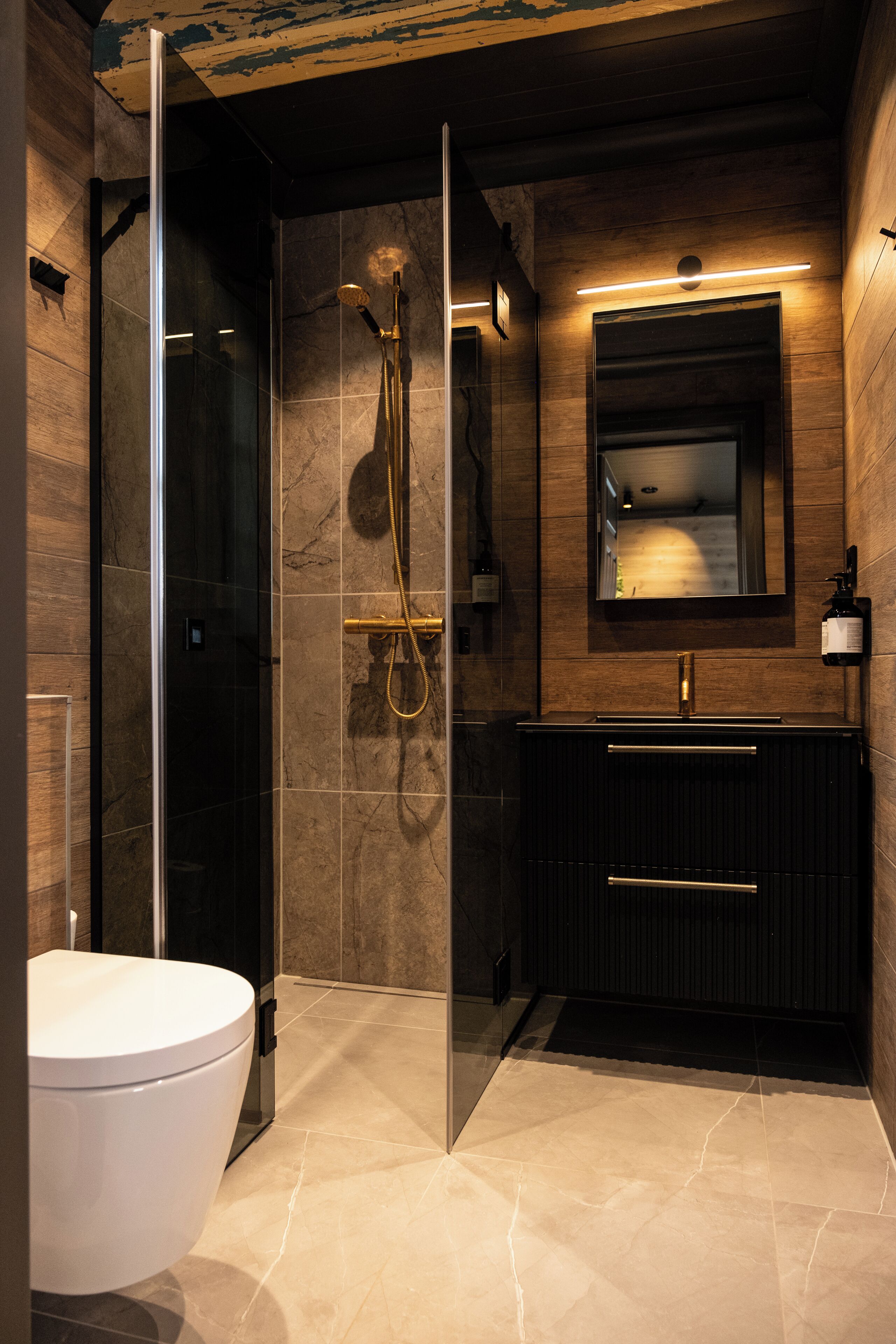 Leilighet – deluxe, byutsikt | Bad | Håndklær, såpe, sjampo og toalettpapir