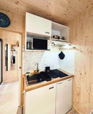 冷蔵庫、電子レンジ、オーブン、コーヒー / ティーメーカー