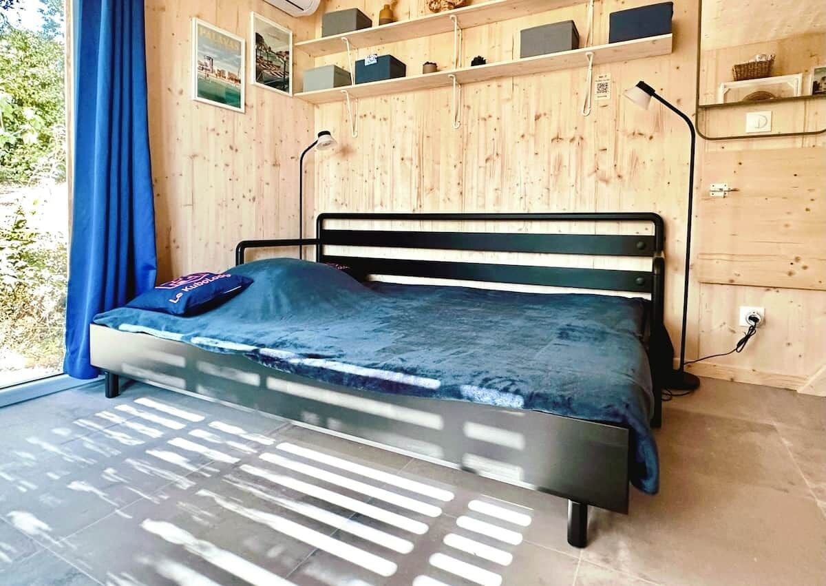 1 slaapkamer, een strijkplank/strijkijzer, gratis wifi, beddengoed