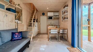 Smart-tv, een tafeltennistafel en boeken