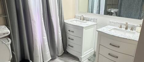 Séchoir à cheveux, serviettes fournies, savon, papier de toilette