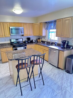 Private kitchen - The House at Lake Arbor (Bowie)