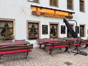 Outdoor dining - "Romantic time-out at the weir - café and nature right on the doorstep" (Frankenberg/Sa.)