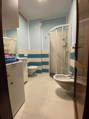 ヘアドライヤー、ビデ、石鹸、トイレットペーパー