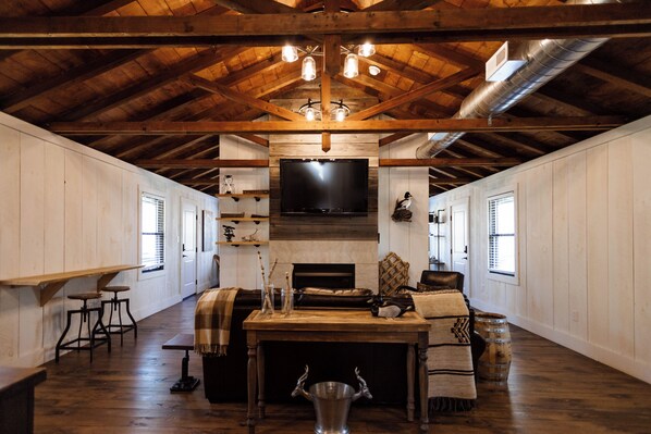 Smart TV, fireplace