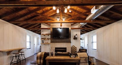 Luxury Lodge w/ Hot Tub, Fire Pit & Scenic Trails on 450-Acre Ohio Wine Country