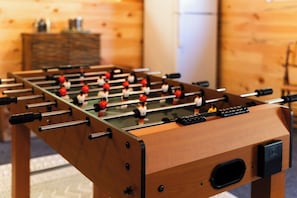 Ein Kicker mit Holzrahmen und schwarzen Griffen.