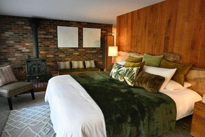 3 bedrooms, desk, WiFi (free), bed sheets