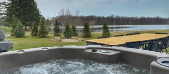 Modern Farmhouse w/ Hot Tub, Lake Views & Scenic Trails in Ohio Wine Country