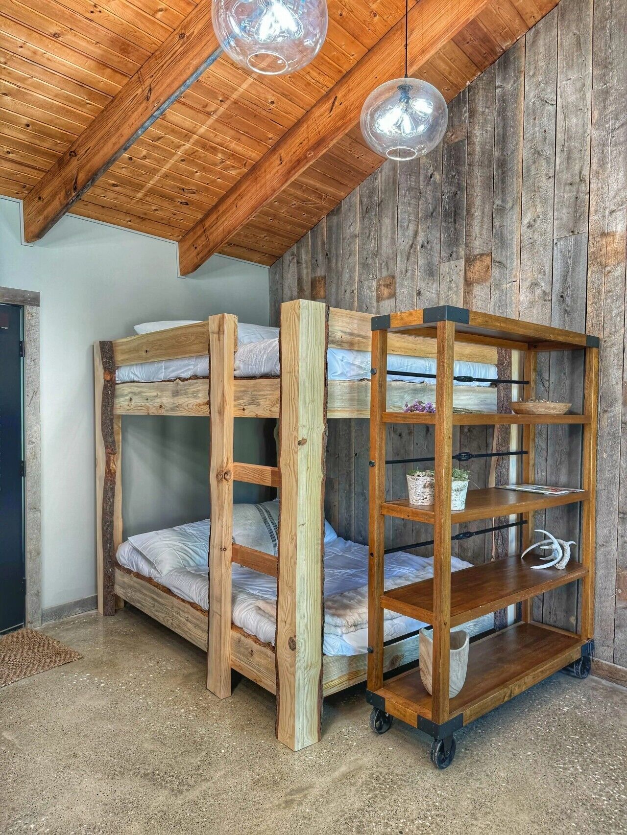 Desk, WiFi (free), bed sheets