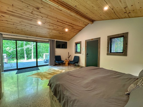 Rustic-Chic Woodside Cabin w/ Hot Tub & Private Deck on 450-Acre Ohio Retreat