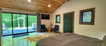 Rustic-Chic Woodside Cabin w/ Hot Tub & Private Deck on 450-Acre Ohio Retreat