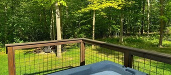 Rustic-Chic Woodside Cabin w/ Hot Tub & Private Deck on 450-Acre Ohio Retreat