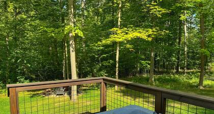 Rustic-Chic Woodside Cabin w/ Hot Tub & Private Deck on 450-Acre Ohio Retreat