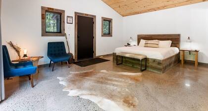 Romantic Woodside Cabin | Hot Tub & Fire Pit