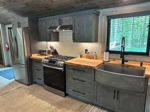 Fridge, microwave, oven, coffee/tea maker