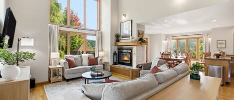 TV connectée, cheminée, jeux vidéo, baby-foot