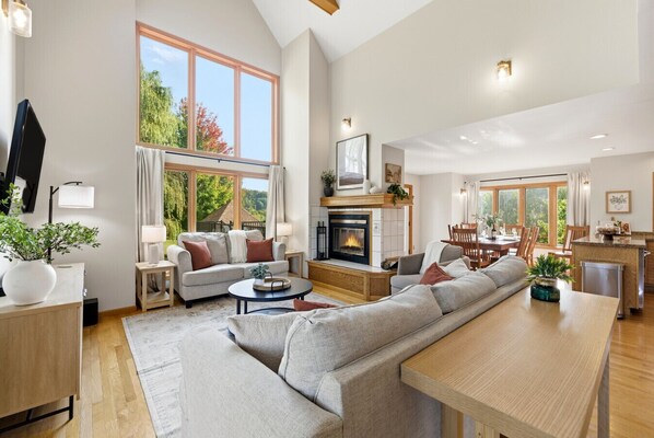 Smart TV, fireplace, video games, foosball - 5BR Galena Retreat w/ Hot Tub & Game Room (Galena)