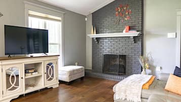 Smart TV, caminetto, libri