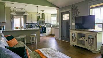 Smart TV, caminetto, libri