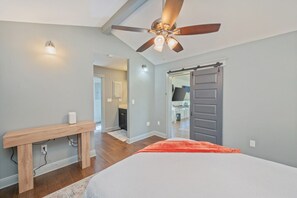 3 slaapkamers, een strijkplank/strijkijzer, reisbedje, gratis wifi