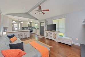 Een smart-tv, een open haard en boeken