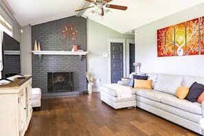 تلفزيون ذكي، مدفأة، كُتُب