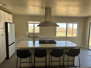 Un four, surface de cuisson, lave-vaisselle