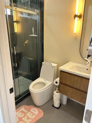 Shower, towels, toilet paper - Peaceful Sunset View Home (Joshua Tree)
