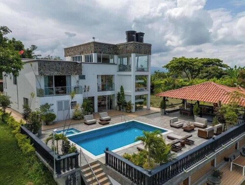 Ideal house to relax with the family or to celebrate special events.