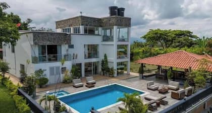 Ideal house to relax with the family or to celebrate special events.