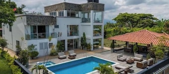 Ideal house to relax with the family or to celebrate special events.