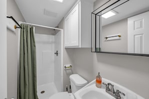 Serviettes fournies, savon, shampoing, papier toilette