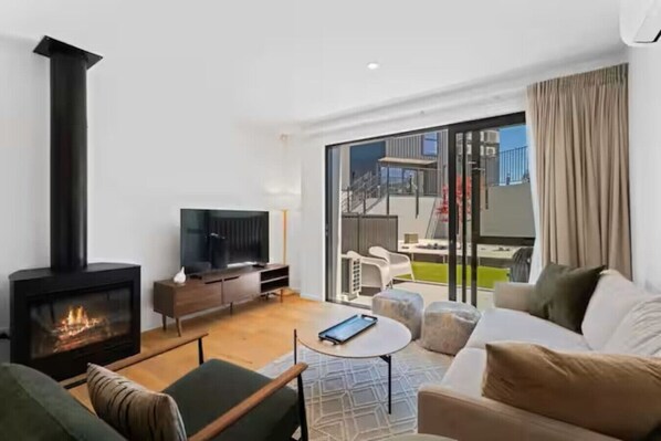 Smart TV, fireplace