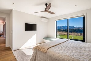 4 bedrooms, desk, iron/ironing board, WiFi