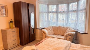 1 habitación, tabla de planchar con plancha, wifi gratis y ropa de cama